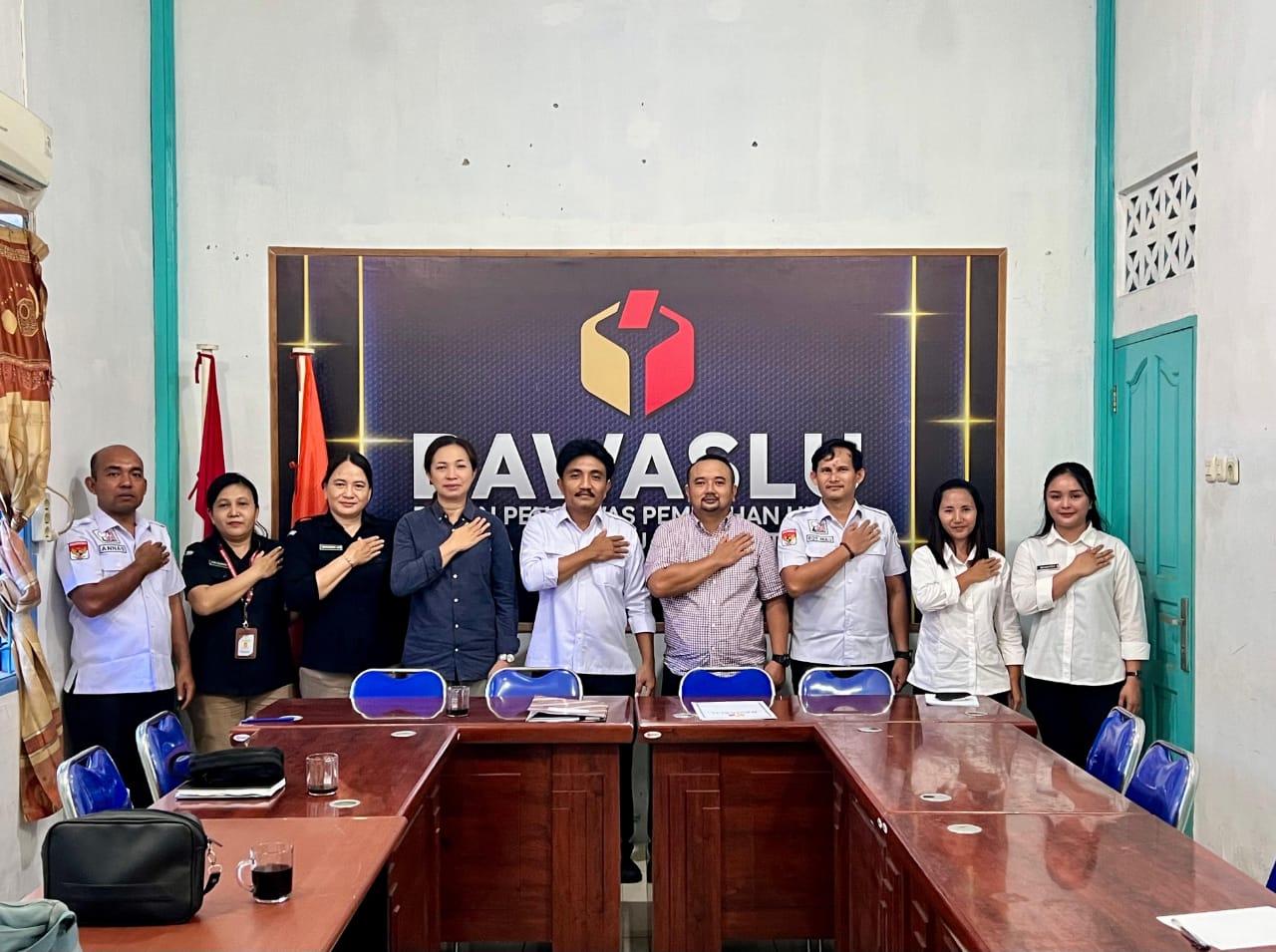 Foto bersama Bawaslu Kota Gunungsitoli bersama KPU Kota Gunungsitoli terkait koordinasi tahapan PDPB
