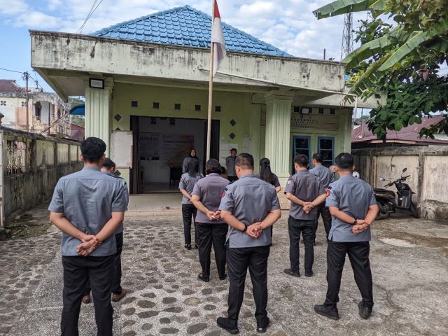 Seluruh pegawai jajaran sekretariat Bawaslu Kota Gunungsitoli mengikuti apel pagi 