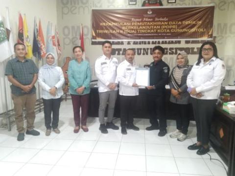 Penyerahan salinan berita acara pleno terbuka PDPB triwulan II