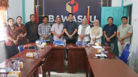 Bawaslu Kota Gunungsitoli menerima kunjungan koordinasi dari KPU Kota Gunungsitoli dalam rangka pembahasan Pemutakhiran Data Pemilih Berkelanjutan (PDPB) Tahun 2026
