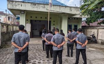 Seluruh pegawai jajaran sekretariat Bawaslu Kota Gunungsitoli mengikuti apel pagi 