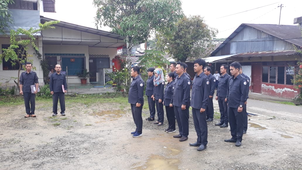 Foto : Staf Sekretariat Bawaslu Kota Gunungsitoli memperingati
Hari Kesaktian Pancasila 2019
