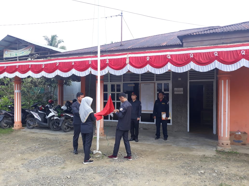 Foto pengibaran bendera merah putih peringatan HAORNAS ke-36

