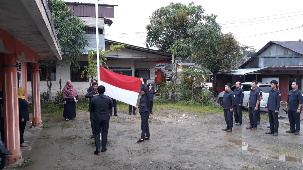 Foto Penghormatan kepada inspektur upacara